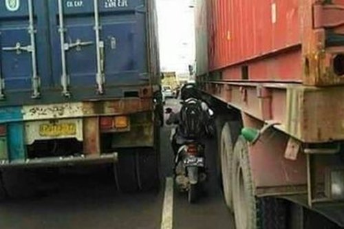 blind spot, Agus Sani, keselamatan berkendara, menyalip kendaraan besar, Hindari Blind Spot! Cara Aman Pengendara Motor Menyalip Truk dan Bus
