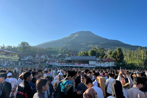 Shalat Idul Fitri di Lapangan Garung dengan Pemandangan Gunung, Bakal Ada Festival Balon di Sana