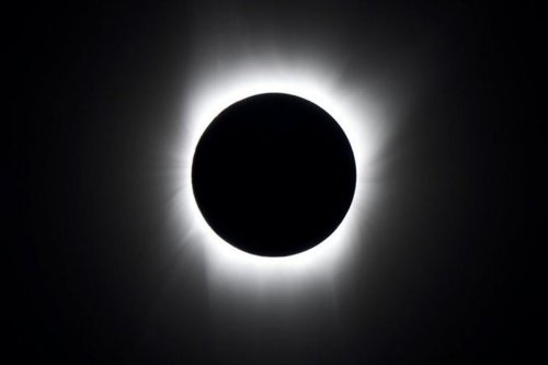 Daftar Fenomena Langit Februari 2026, Bisakah Gerhana Matahari Cincin Terlihat dari Indonesia?