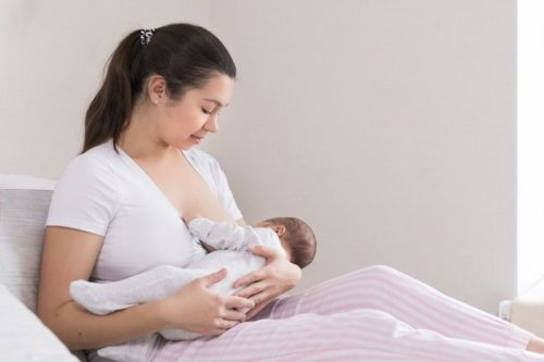 Sama dengan menyuapi anak di tempat umum, Terbuka untuk mengingatkan ibu untuk menyusui, Kurangnya ruang laktasi bikin ibu kebingungan, Tak ada waktu untuk mencari tempat, Kenapa Menyusui di Ruang Publik Masih Jadi Kontroversi?