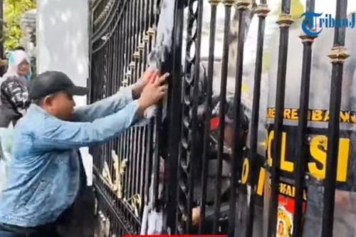 Demo Pati Memanas, Massa Sempat Panjat Pagar Cari Bupati, Ke Mana Sudewo?
