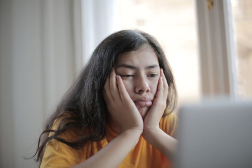 Top 6+ Kebiasaan Harian yang Menguras Energi dan Membuat Lelah Mental Menurut Psikolog