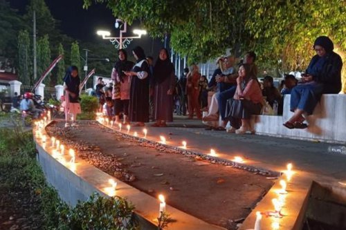 Ratusan Lilin Menyala di Alun-Alun Pati, Disebut untuk Peringatan 7 Hari Menghilangnya Bupati Sudewo