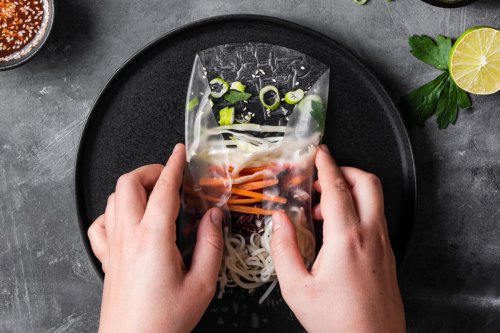 1. Perhatikan ukuran&nbsp;rice paper, 2. Basahi dengan air dingin, 3. Lipat rice paper di permukaan basah, 4. Kumpulkan bahan-bahan terlebih dahulu, 4 Tips Menggunakan Rice Paper untuk Salad dan Lumpia