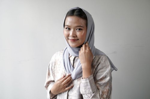 1. Mulai dengan persiapan kulit, 2. Gunakan primer untuk ketahanan tambahan, 3. Pilih alas bedak ringan dengan hasil glowing natural, 4. Concealer tipis di area gelap, 5. Bentuk alis secara natural, 6. Rias mata dengan warna netral, 7. Aplikasikan blush on dengan warna segar, 8. Set riasan dengan bedak tabur, 9. Tambahkan highlighter tipis, 10. Pakailah lip tint atau gloss, 11. Kunci dengan setting spray, Tutorial Make Up Natural dan Tahan Lama untuk Idul Adha