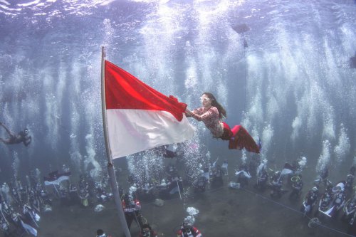 Gubernur Sherly Kibarkan Merah Putih di Dasar Laut, Warganet: The Next President Indonesia