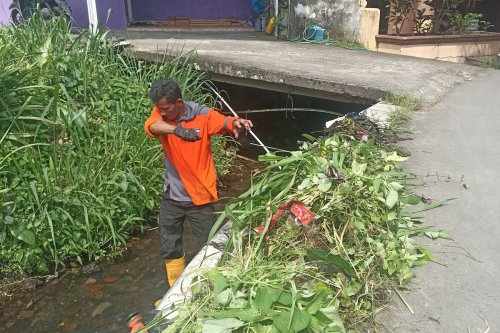 Dede Sukriya, lingkungan, kebersihan lingkungan, Bogor, sampah, Mengenal Dede Sukriya, Relawan Lingkungan di Bogor yang Nyaris 1 Dekade Bersihkan Sampah Sendirian