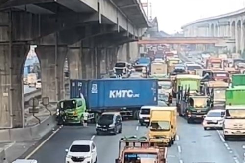 otomotif, Lalu Lintas, kecelakaan lalu lintas, viral, microsleep, kendaraan bermotor, video viral, Truk Trailer Tabrak Brio dan Pembatas Tol Japek, Ingat Bahaya Microsleep