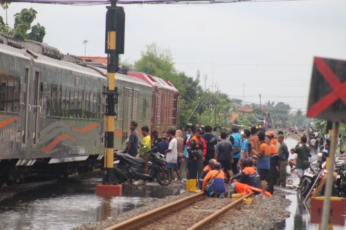 Banjir Pekalongan Batalkan 108 Perjalanan KA, 10.985 Penumpang Terdampak