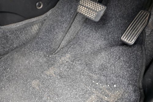 Sering Taruh Barang Basah di Kabin, Karpet Mobil Jadi Paling Terdampak