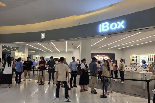 Penjualan Perdana iPhone 16 di Tangerang: Belasan Pembeli Datang sebelum Mal Buka