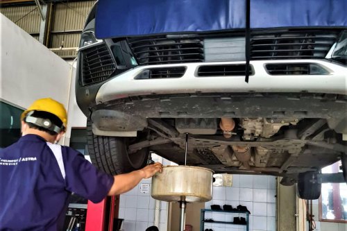 Ganti Oli Mobil Sendiri Tanpa Risiko Turun Mesin, Ini Tipsnya