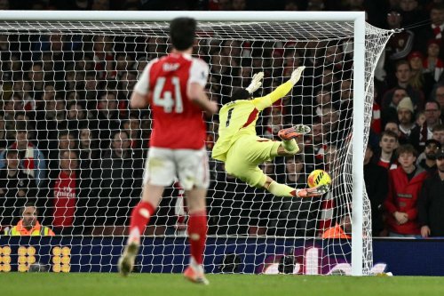 Arsenal Dibobol dari Tengah Lapangan, David Raya Disebut Sedang "WFH"