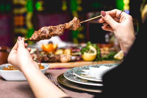 daging kambing, Idul Adha, Daging kambing, Cara makan daging kambing agar tidak darah tinggi, idul adha, daging kambing bisa darah tinggi, daging kambing bikin darah tinggi mitos atau fakta, idul adha 2025, daging kambing darah tinggi, cara makan daging kambing agar tidak darah tinggi, cara aman makan daging kambing, Benarkah Daging Kambing Bikin Darah Tinggi? Ini Kata Dokter