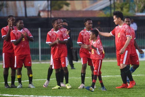 Momen Wapres Gibran Cetak Hattrick Bersama Anak-anak SSB di Stadion Pendidikan Wamena
