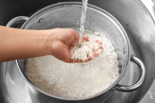Mitos atau Fakta, Benarkah Mencuci Beras Bisa Menghilangkan Nutrisi?