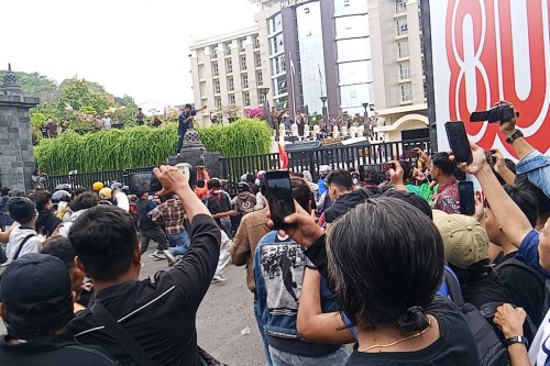 Cerita Ibu Cari Anaknya yang Hilang Usai Demo Ricuh di Semarang