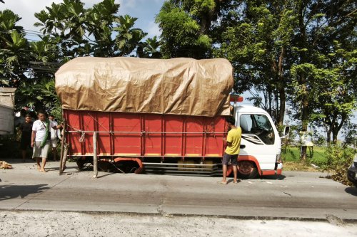 Truk ODOL Rentan Mengalami Patah As Roda