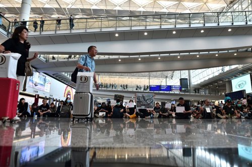 Badai Topan Ragasa, Ratusan Penerbangan di Hong Kong dan China Dibatalkan