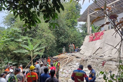 Garis Polisi Dipasang di Lokasi Majelis Taklim Bogor yang Ambruk, Warga Dilarang Mendekat