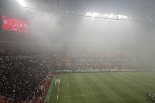 Laga Persija Vs Semen Padang Tertunda karena Flare