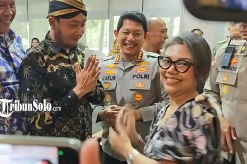 Di Tengah Polemik, PB XIV Hangabehi dan GKR Panembahan Timoer Bersalaman