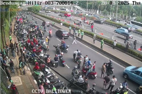 Tips Aman Berkendara Saat Terjebak di Kerumunan Aksi Massa