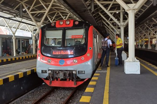 Stasiun Palur (PL), Stasiun Solo Jebres (SK), Stasiun Solo Balapan (SLO), Stasiun Purwosari (PWS), Stasiun Gawok (GW), Stasiun Delanggu (DL), Stasiun Ceper (CE), Stasiun Klaten (KT), Stasiun Srowot (SWT), Stasiun Brambanan (BBN), Stasiun Maguwo (MGW), Stasiun Lempuyangan (LPN), Stasiun Tugu Yogyakarta (YK), Jadwal KRL Solo-Jogja Akhir Pekan Ini 14-15 Juni 2025 ke Arah Yogyakarta
