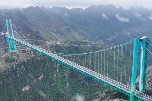 Jembatan Tertinggi Dunia di China Jadi Magnet Bagi Penggemar Olahraga Ekstrem Dunia