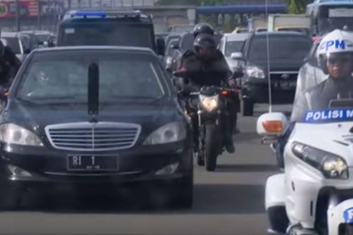 iring-iringan Presiden, lampu merah, lampu lalu lintas, Apil, apil, aturan lalu lintas, iring-iringan presiden, Iring-iringan Presiden Prabowo Berhenti di Lampu Merah, Netizen: Hal Sederhana yang Mewah