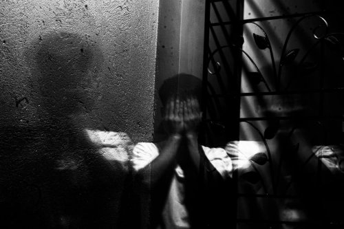 Balita Ditemukan Kelaparan dan Penuh Luka di Rumah Kosong, Mengaku Dikurung Ayah
