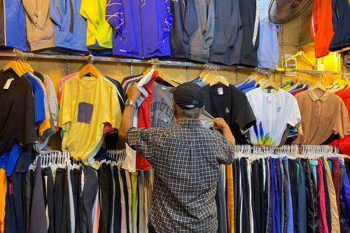 Tren Thrifting di Kalangan Anak Muda, Keunggulan dan Risiko Belanja Thrift, Pedagang Thrift Cemas, Antara Gaya Hidup dan Regulasi, Apa Itu Thrifting dan Mengapa Kini Impor Baju Bekas Dilarang Menkeu Purbaya?