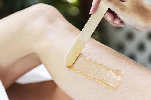 1. Lakukan eksfoliasi sebelum waxing, 2. Pilih wax dingin untuk kulit sensitif, 3. Rawat kulit setelah prosedur dengan lembut, 4. Gunakan produk pencerah kulit setelah iritasi mereda, 5. Jangan lupa sunscreen setiap hari, 6. Pertimbangkan perawatan profesional jika flek tak hilang, 7. Pilih metode hair removal yang lebih lembut, Top 7+ Tips Aman Cegah Flek Hitam di Kulit Setelah Waxing Menurut Dokter
