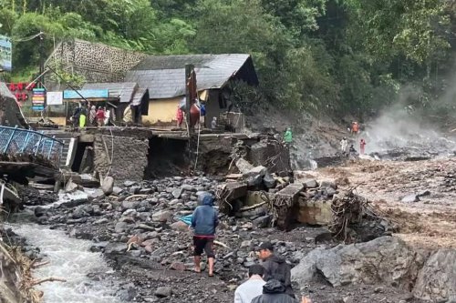 Kerusakan akibat Banjir Bandang Guci, Tiga Jembatan Putus, Lapak Pedagang Hanyut