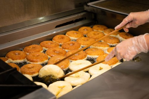 3 Cara Menggoreng Donat agar Tidak Berminyak dan Keluar White Ring, Tips dari Chef