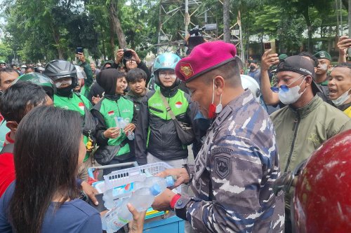 TNI Bagi-bagi Air Mineral ke Massa Demo Ojol di Mako Brimob