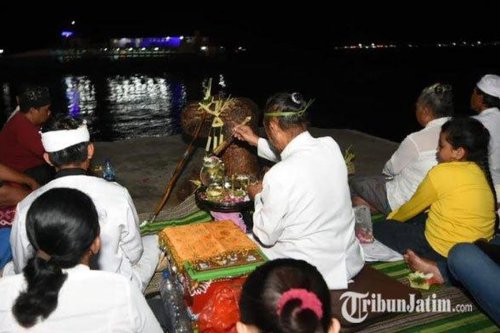Keluarga ABK KMP Tunu Pratama Jaya Gelar Doa di Pelabuhan Ketapang, Harap Korban Segera Ditemukan