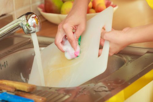 Cara Bersihkan Talenan Plastik dengan Bahan Dapur yang Mudah Didapat