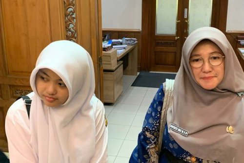 Sketsa Wajah Buat Presiden Hentikan Iring-iringan, Belajar Gambar secara Otodidak, Bercita-cita Jadi Dokter Forensik, Presiden Bebaskan Kia Pilih Kampus Sesuai Minat, Apresiasi dari Wali Kota Solo, Dapat Beasiswa dari Prabowo, Siswi SMP Solo Bebas Pilih Kuliah di Dalam atau Luar Negeri