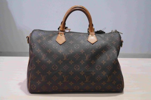 1. Tas Louis Vuitton, 2. Tas Gucci, 3. Tas Loup Noir, 4. Ransel Tumi, 5. Tas Tumi, 6. Tas Tumi, 7. Tas Louis Vuitton, Lelang Barang Sitaan KPK, Ada Tas LV Seharga mulai Rp 1,7 Juta