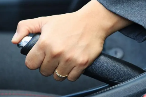 Jangan Biarkan Rem Parkir Mobil Aktif Semalaman dalam Kondisi Basah