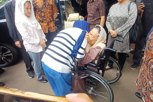 Istri Gus Dur Menangis Saat Peluk Ibu Delpedro, Desak Polisi Bebaskan Aktivis yang Ditahan