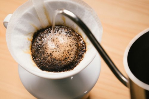 Alasan Seduh Kopi Lebih Baik Pakai Air Mineral Mendidih