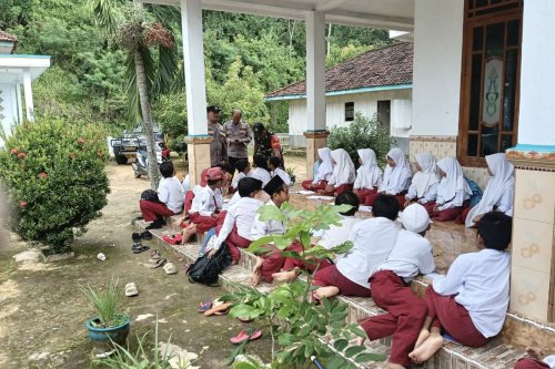Penyegelan Mengganggu Kegiatan Belajar Mengajar, Solusi Sementara: KBM di Teras Rumah Warga, Sengketa Lahan: Sertifikat dan Permintaan Kompensasi, Masalah Serupa di Madura, Sengketa Lahan SDN Lerpak 2 Bangkalan: Pemkab Terus Upayakan Penyelesaian