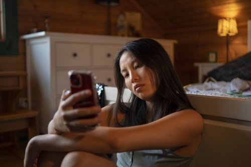 Hati-hati, Sering Scrolling Media Sosial Bisa Picu Mimpi Buruk