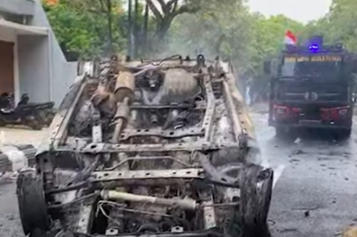 Ricuh! Mobil Provos Polisi Hangus Dibakar Massa Demo di Pati