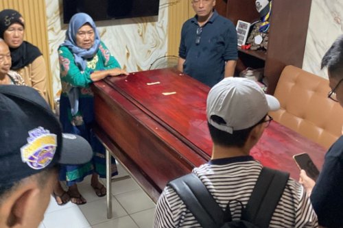Tangisan Keluarga Sambut Kedatangan Jenazah Demonstran Reno Syahputra Dewo di Surabaya