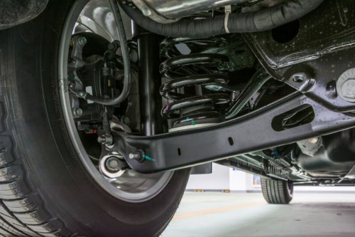Jalan Berlubang Bisa Bikin Rusak Kaki-kaki Mobil