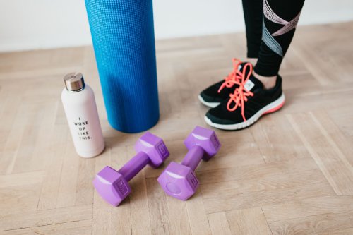 Latihan beban, latihan kekuatan, membentuk otot, Cara Efektif Bentuk Otot Tanpa Harus Tiap Hari ke Gym