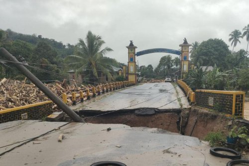 Banjir Parah di Tapanuli Tengah dan Tapanuli Selatan, Desa Terendam, Jalan Amblas, Jembatan Putus